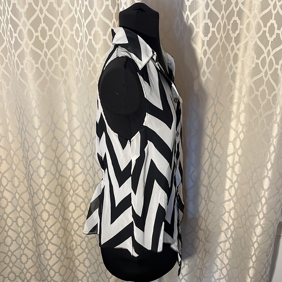 White and black women’s sleeveless top with brown buttons. Size M - Picture 6 of 8